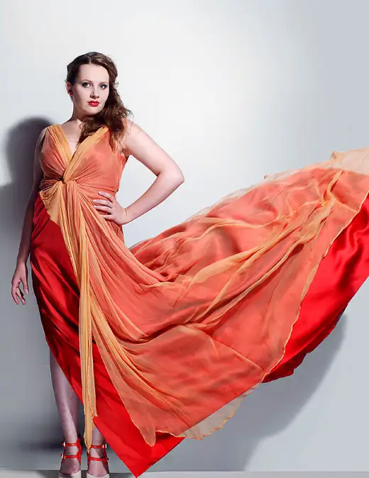 Florentine Schumacher im orange-roten Kleid