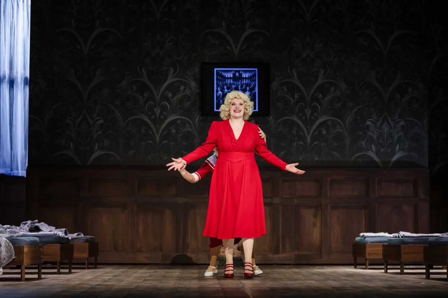 Florentine Schumacher im roten Kleid in „Alcina“ an der Hochschule Mannheim